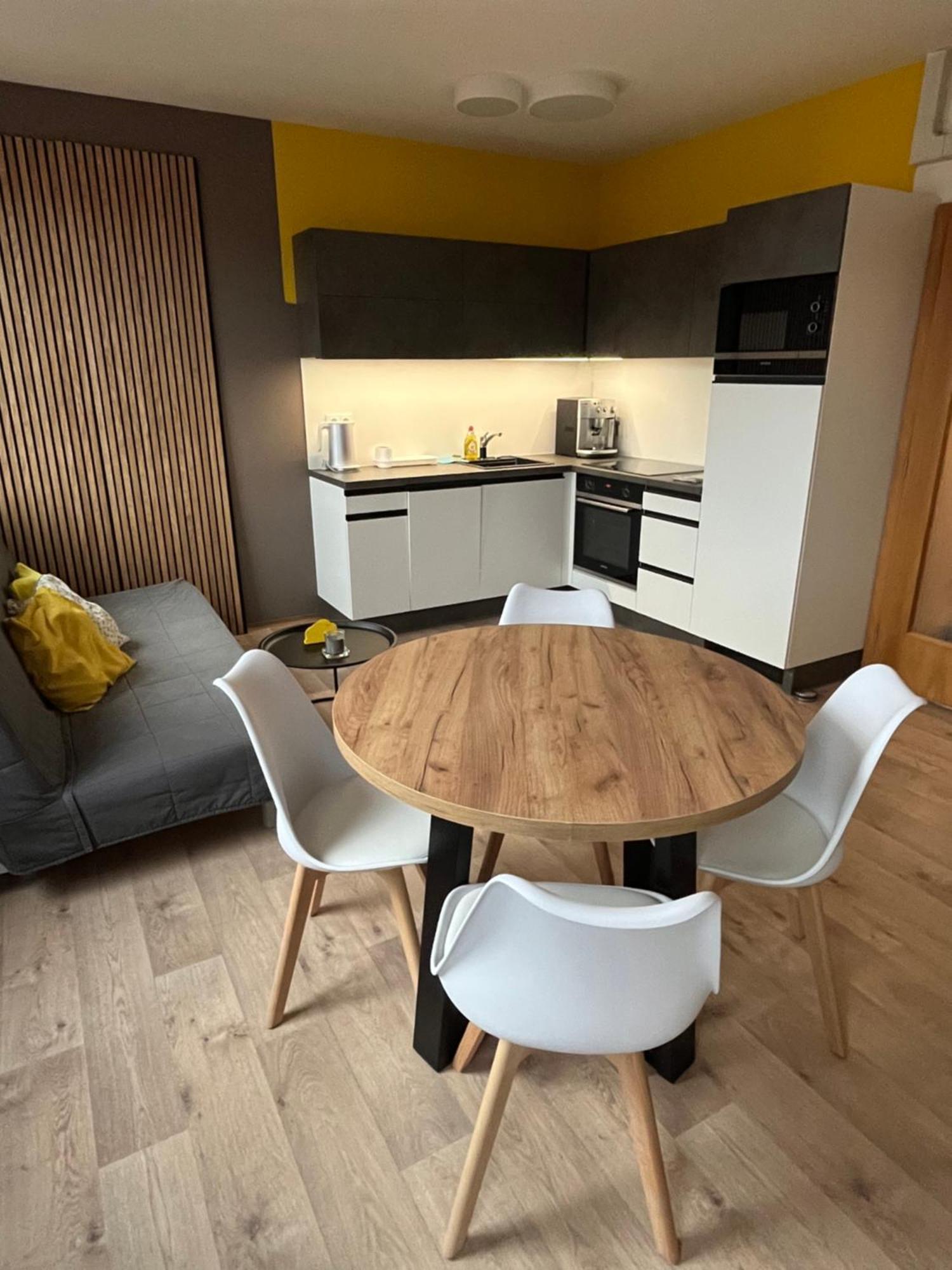 Yellow Apartment Deluxe เบอร์โน ภายนอก รูปภาพ